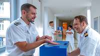 Darstellung der Händehygiene durch die Abteilung der Krankenhaushygiene am Bundeswehrkrankenhaus Hamburg