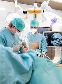 Operation in der Klink für Mund-, Kiefer- und plastischen Gesichtschirurgie am BundeswehrZentralkrankenhaus Koblenz Operation in der Klink für Mund-, Kiefer- und plastischen Gesichtschirurgie am BundeswehrZentralkrankenhaus Koblenz