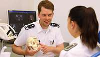 Gespräch in der Klinik für Mund-, Kiefer- und plastische Gesichtschirurgie am BundeswehrZentralkrankenhaus Koblenz