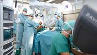 Operation in der Klinik für Urologie mit dem roboter-assistierten OP-Verfahren (DaVinci) am BundeswehrZentralkrankenhaus Koblenz Operation in der Klinik für Urologie mit dem roboter-assistierten OP-Verfahren (DaVinci) am BundeswehrZentralkrankenhaus Koblenz