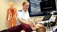 Ultraschalluntersuchung in der Klinik für Gefäßchirurgie am BundeswehrZentralkrankenhaus Koblenz