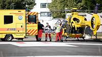 Patientenübergabe von Christoph 23 an einen Rettungswagen für den Transport zur Notaufnahme 