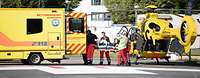 Patientenübergabe von Christoph 23 an einen Rettungswagen für den Transport zur Notaufnahme 