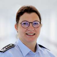 Porträtbild von Frau Dr. Simon, blonde kurze Haare, Brille, 