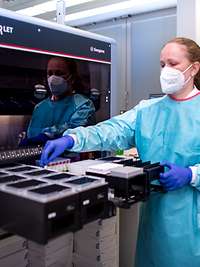 Medizinisch Technische Labor Assistentin (MTLA) der Klinik für Mikrobiologie am Bundeswehrkrankenhaus Berlin Medizinisch Technische Labor Assistentin (MTLA) der Klinik für Mikrobiologie am Bundeswehrkrankenhaus Berlin