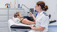 Neurologische Untersuchung in der Klinik für Neurologie am Bundeswehrkrankenhaus Westerstede Neurologische Untersuchung in der Klinik für Neurologie am Bundeswehrkrankenhaus Westerstede