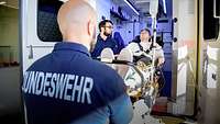 Notfallsanitäter des Bundeswehrkrankenhaus Berlin liefern einen Patienten mit dem Rettungswagen an Notfallsanitäter des Bundeswehrkrankenhaus Berlin liefern einen Patienten mit dem Rettungswagen an