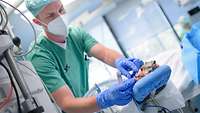 Anästhesist bei der OP-Vorbereitung einer Patientin am Bundeswehrkrankenhaus Berlin