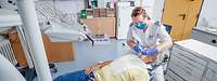 Zahnreinigung durch eine Zahnmedizinische Fachangestellte (ZFA) in der Klinik für Zahnmedizin