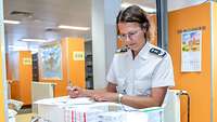 Oberstabsapothekerin bei der Medikamentenvorbereitung für die Stationen im BundeswehrZentralkrankenhaus Koblenz