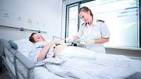 Pflegefachkräfte versorgen individuell und aktivierend Patienten in den Bundeswehrkrankenhäusern Pflegefachkräfte versorgen individuell und aktivierend Patienten in den Bundeswehrkrankenhäusern