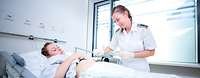 Pflegefachkräfte versorgen individuell und aktivierend Patienten in den Bundeswehrkrankenhäusern 