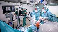 Ein OP-Team mit bei einer Knie-Operation mit dem OP-Roboter-System MAKO