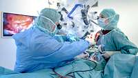 Operation mit einem Mikroskop in der Klinik für Neurochirurgie