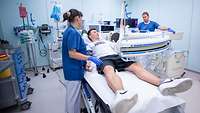 Patient in der Notaufnahme beim Röntgen mit einem mobilen C-Bogen vom Bundeswehrkrankenhaus Ulm