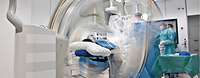 Patient liegt in einem sich drehenden Computertomographen