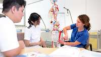 Ausbilderin mit zwei angehenden Pflegefachkräften in der Berufsfachschule für Gesundheits- und Krankenpflege am Bundeswehrkrankenhaus Ulm Ausbilderin mit zwei angehenden Pflegefachkräften in der Berufsfachschule für Gesundheits- und Krankenpflege