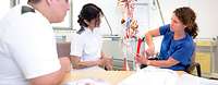 Ausbilderin mit zwei angehenden Pflegefachkräften in der Berufsfachschule für Gesundheits- und Krankenpflege am Bundeswehrkrankenhaus Ulm Ausbilderin mit zwei angehenden Pflegefachkräften in der Berufsfachschule für Gesundheits- und Krankenpflege