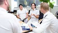 Gruppenarbeit der angehenden Pflegefachkräften in der Berufsfachschule für Gesundheits- und Krankenpflege