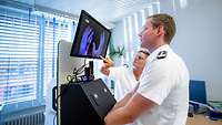 Computergeestützte Verdeutlichung der Händedesinfektion in der Abteilung für Krankenhaushygiene am Bundeswehrkrankenhaus Westerstede Computergeestützte Verdeutlichung der Händedesinfektion in der Abteilung für Krankenhaushygiene