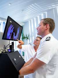 Computergeestützte Verdeutlichung der Händedesinfektion in der Abteilung für Krankenhaushygiene am Bundeswehrkrankenhaus Westerstede Computergeestützte Verdeutlichung der Händedesinfektion in der Abteilung für Krankenhaushygiene