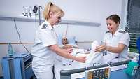 Pflegefachkräfte versorgen im Bundeswehrkrankenhaus Westerstede einen Patienten