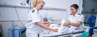 Pflegefachkräfte versorgen im Bundeswehrkrankenhaus Westerstede einen Patienten Pflegefachkräfte versorgen im Bundeswehrkrankenhaus Westerstede einen Patienten