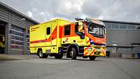 Intensiv-Transportwagen bei der Ausfahrt aus der Rettungswache des Bundeswehrkrankenhaus Hamburg