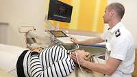 Ultraschalluntersuchung in der Klinik für Neurologie am Bundeswehrkrankenhaus Berlin Ultraschalluntersuchung in der Klinik für Neurologie am Bundeswehrkrankenhaus Berlin