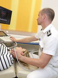 Ultraschalluntersuchung in der Klinik für Neurologie am Bundeswehrkrankenhaus Berlin Ultraschalluntersuchung in der Klinik für Neurologie am Bundeswehrkrankenhaus Berlin