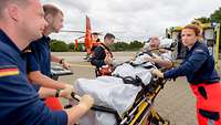 Patientenübergabe vom Rettungshubschrauber "Christoph 29" an einen Rettungswagen (RTW) zum Transport zur ZINA Patientenübergabe vom Rettungshubschrauber "Christoph 29" an einen Rettungswagen (RTW) zum Transport zur ZINA