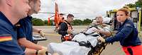 Patientenübergabe vom Rettungshubschrauber "Christoph 29" an einen Rettungswagen (RTW) zum Transport zur ZINA