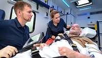 Patientenversorgung in einem Rettungswagen vom Bundeswehrkrankenhaus Hamburg