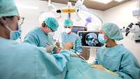Operation durch ein OP-Team der Mund-Kiefer-Gesichtschirurgie vom BundeswehrZentralkrankenhaus Koblenz