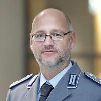 Oberarzt der Stationen VI und der psychiatrischen Tagesklinik Oberfeldarzt Heinrich Rau