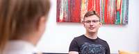 Sprechstunde mit einer Ärztin in der Klinik für Psychiatrie, Psychotherapie und Psychotraumatologie am Bundeswehrkrankenhaus Berlin Eine Ärztin sitzt auf einer Couch im Gespräch mit einem Patienten