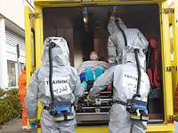Verlegung des hochinfektiösen Patienten durch einen speziellen Rettungswagen. Verlegung des hochinfektiösen Patienten durch einen speziellen Rettungswagen