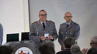 Der Kommandeur des BundeswehrZentralkrankenhauses begrüßt die Teilnehmer des ersten Symposiums.