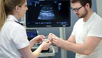 Verstärkung der Bauchwand mittels eines Kunststoffnetzes bei Bauchwandbrüchen Ärztin stellt Patienten ein Kunststoffnetz zur Verstärkung der Bauchwand vor