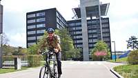 Ein Mann fährt auf der Straße Fahrrad