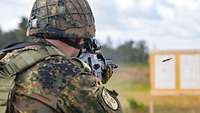 Das Ziel fest im Blick: Mit dem Gewehr G36 hat der Soldat das Ziel schnell aufgefasst und bekämpft. 