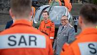Die Crew eines Helikopters im Austausch mit Generalarzt Dr. Diehm