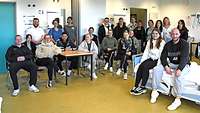 Viele Personen in einem Raum