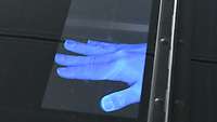 Eine Hand unter Schwarzlicht