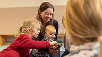 Ärztin zeigt medizinisch Gerät den Kindern