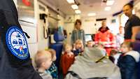 Rettungsteam erklärt Kindern die Geräte im Rettungswagen