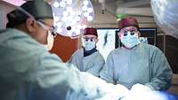 Zentrum für Gefäßchirurgie am BundeswehrZentralkrankenhaus Koblenz Operateure im OP-Saal des Zentrum für Gefäßchirurgie am BundeswehrZentralkrankenhaus Koblenz