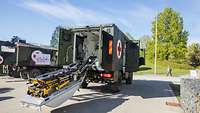 Ein Sanitätsfahrzeug der Bundeswehr mit ausgeklappter Patiententrage
