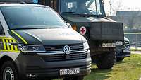 Ein Fahrzeug der Feldjäger und ein Fahrzeug des Sanitätstrupps