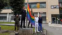 Hissen einer Regenbogenflagge am Bundeswehrkrankenhaus Hamburg